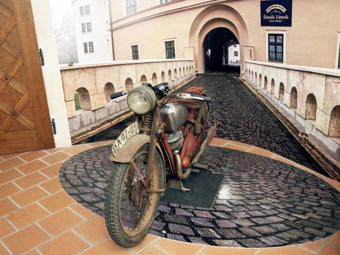 Ódon pincefalak között